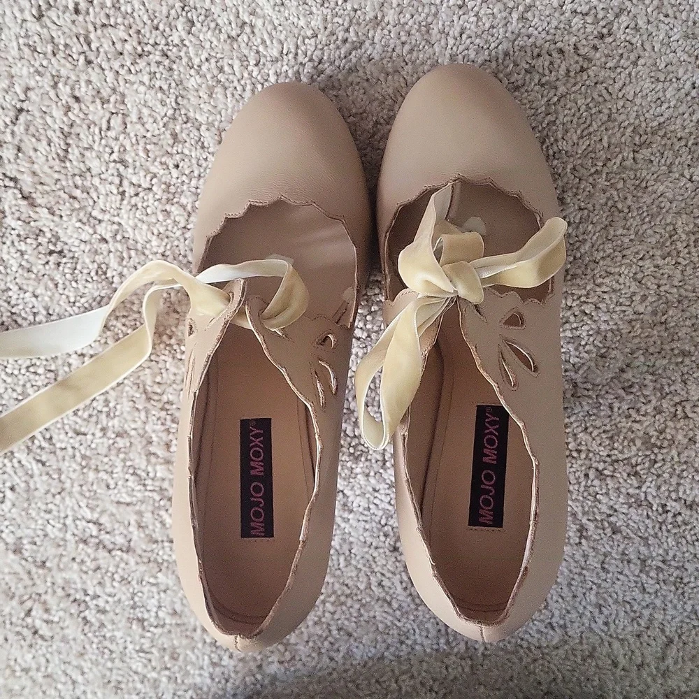 Nude Scalloped Tie Front Pumps - Picture 4 of 9